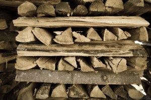 Holzscheiten geschichtet
