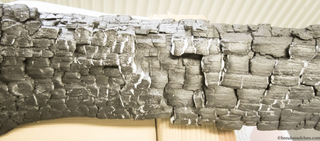 verkohlte Holzscheite geharzt