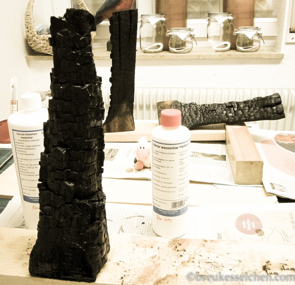 verkohlte Holzscheiten in schwarz