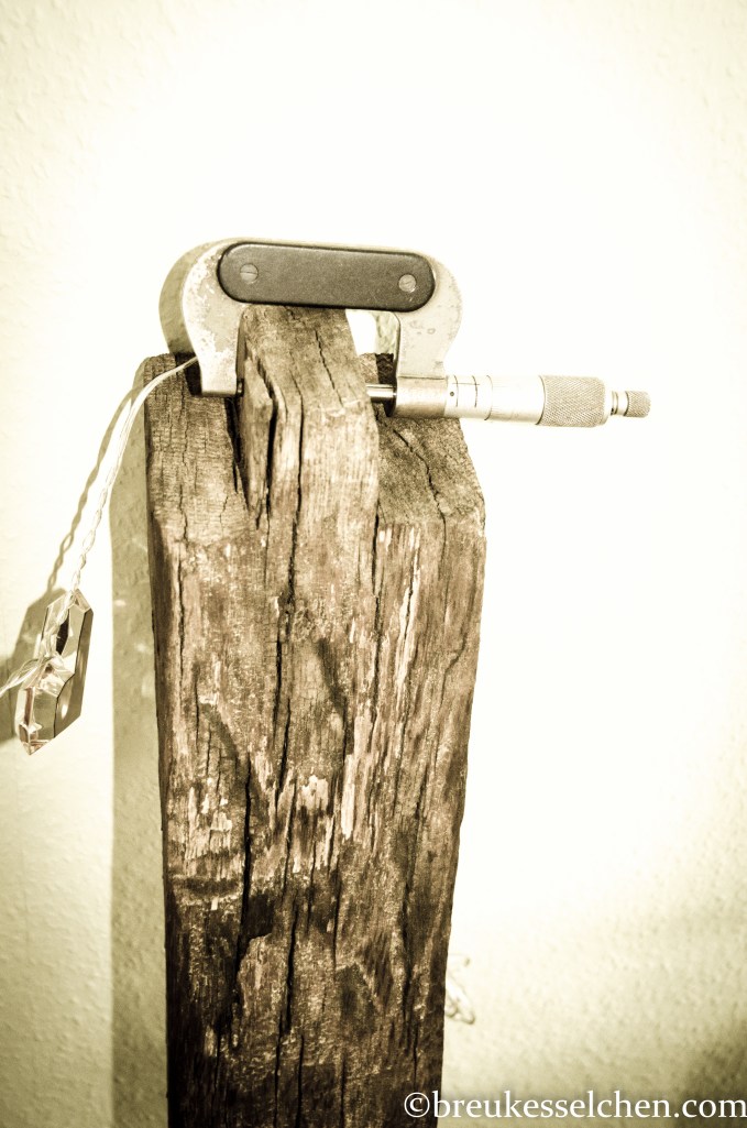 Alte Klemme verleiht dem Balken etwas Funktionalität.