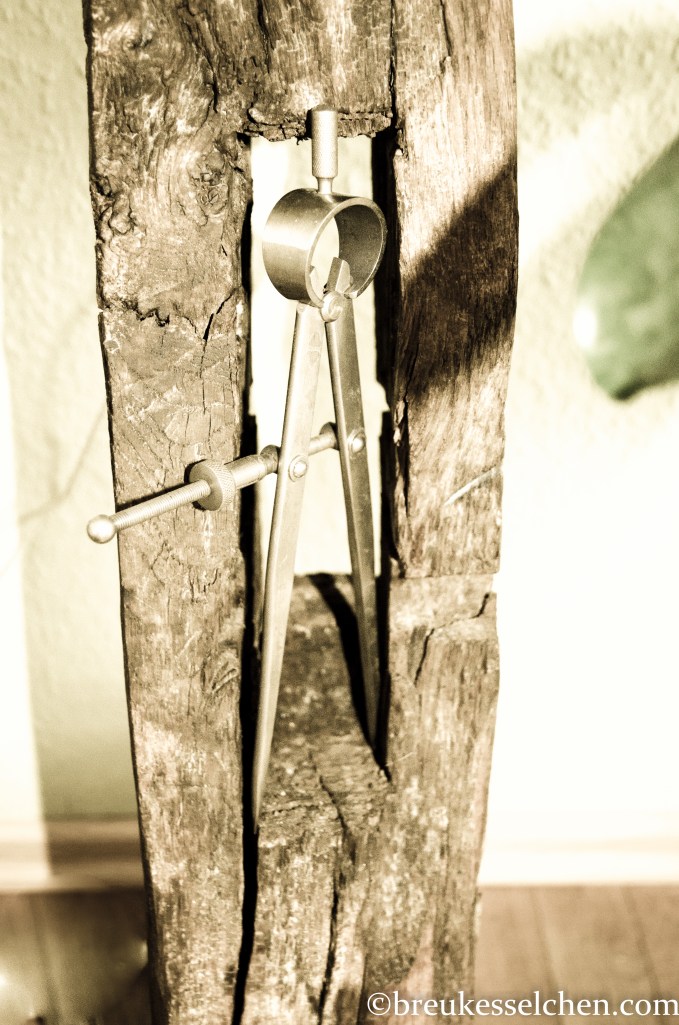 Eichenbalken an die Wand gelehnt 