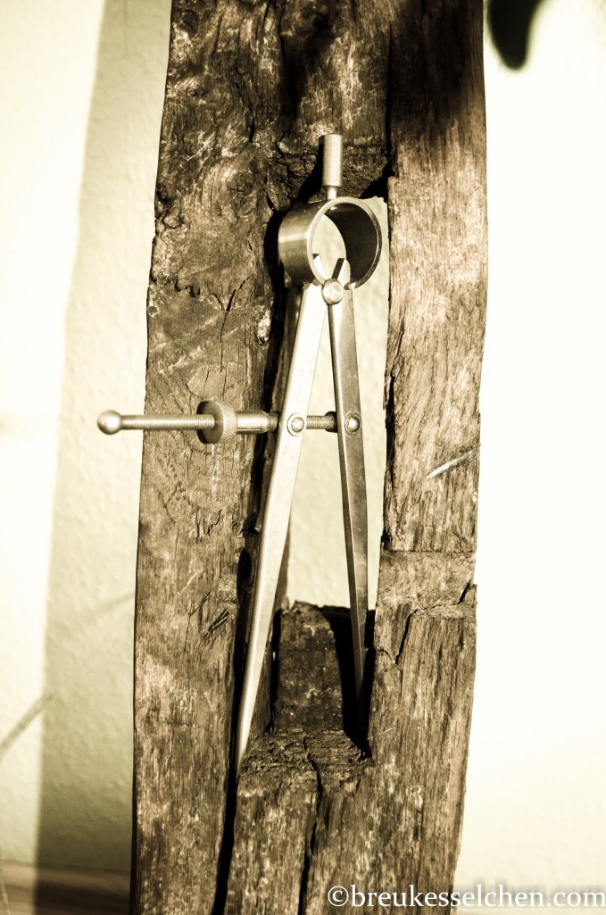Ein alter Zirkel verleiht dem Eichenbalken noch was nostalgisches. 
