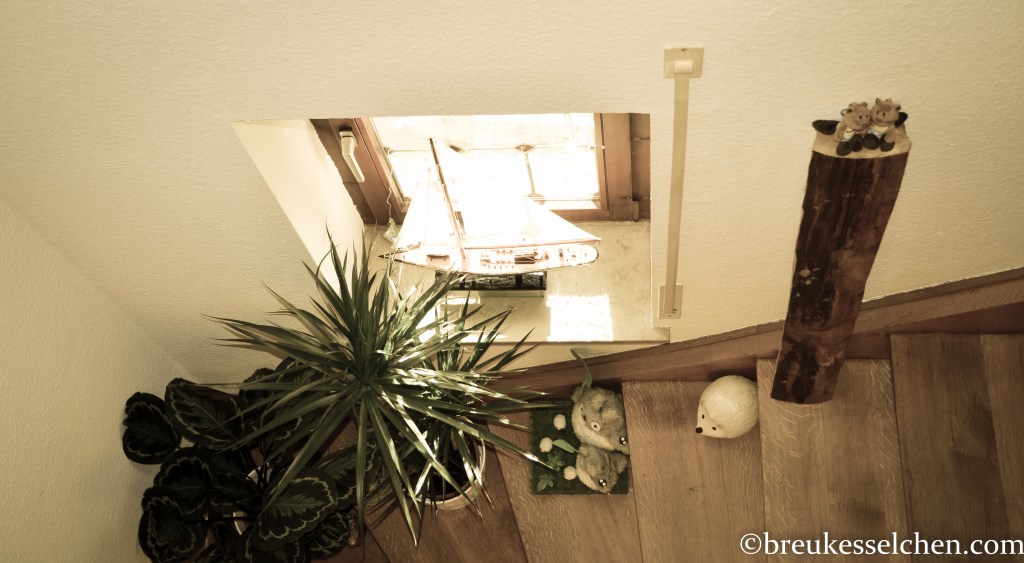 große Holzscheite als Deko im Treppenaufgang