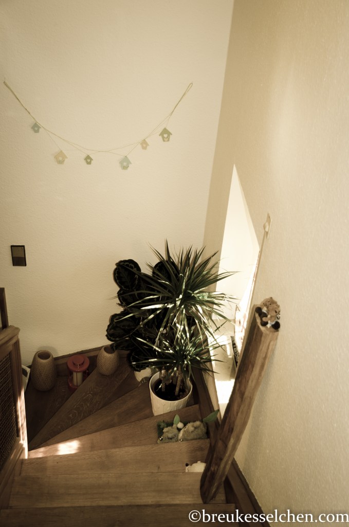 lange Holzscheite als Deko im Treppenaufgang