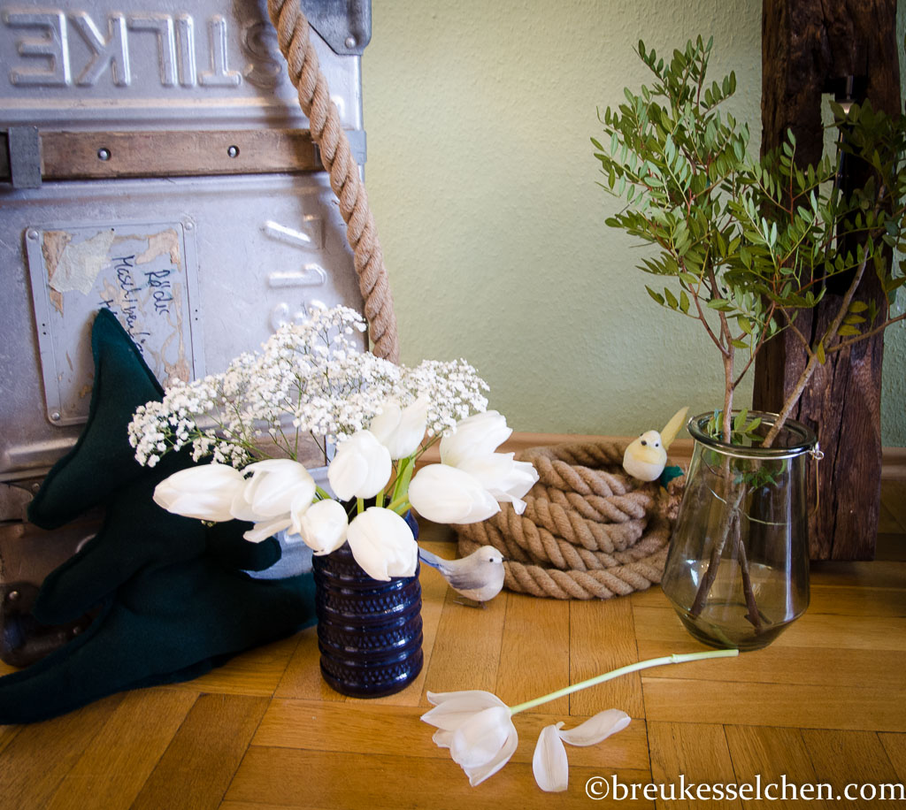 flowerpowerfebruar_germaninteriorblogger_blumen mit Holz